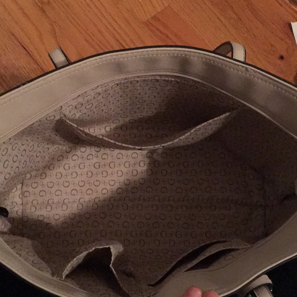 GUESS tote - Picture 4 of 7